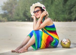 ผู้หญิงดื่มน้ำมะพร้าว